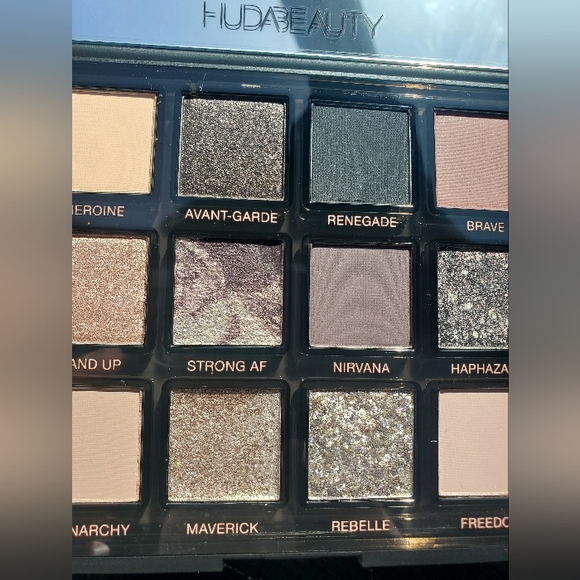 BNIB Huda Beauty Pretty Grunge Eyeshadow Palette - Picture 6 of 8